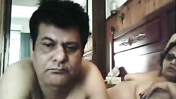 Amateur Pakistani couple from London naked on webcam showing off their sexual adventure.