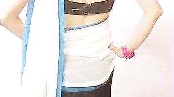 Sexy young indian girl teaching how to wear drapel saree!.