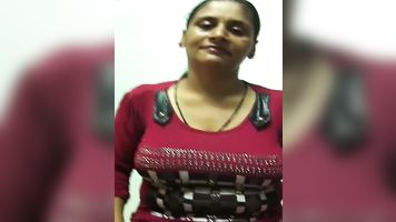 Bhabhi Showing Milky Boobs - Movies.