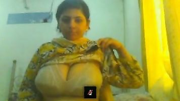 Pakistani couple on skype doing a sex chat with public.