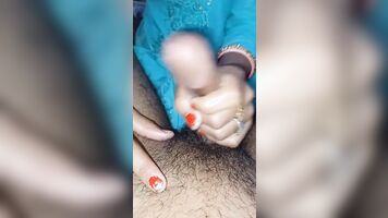 New married bhabhi ne chut ke liye land ki malis ki